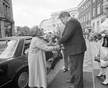 881152 Afbeelding van de aankomst van Jorge Guillermo (echtgenoot van Prinses Christina) bij het Stadhuis op de ...